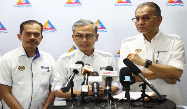 Menteri Komunikasi, Datuk Fahmi Fadzil (tengah) dan Menteri Kesihatan, Datuk Seri Dr Dzulkefly Ahmad (kanan) mengadakan sidang media bersama di Pusat Sebaran Maklumat Nasional (NADI) Kampung Langkuas, Kinarut/ Foto BERNAMA