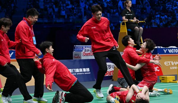 Ahli pasukan China meraikan kemenangan rakan sepasukan mereka dalam perlawanan akhir bergu wanita Piala Sudirman.