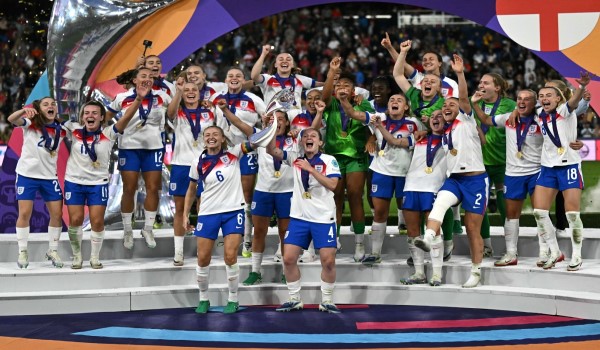 2807 SKN ENG JUARA EURO WANITA 2